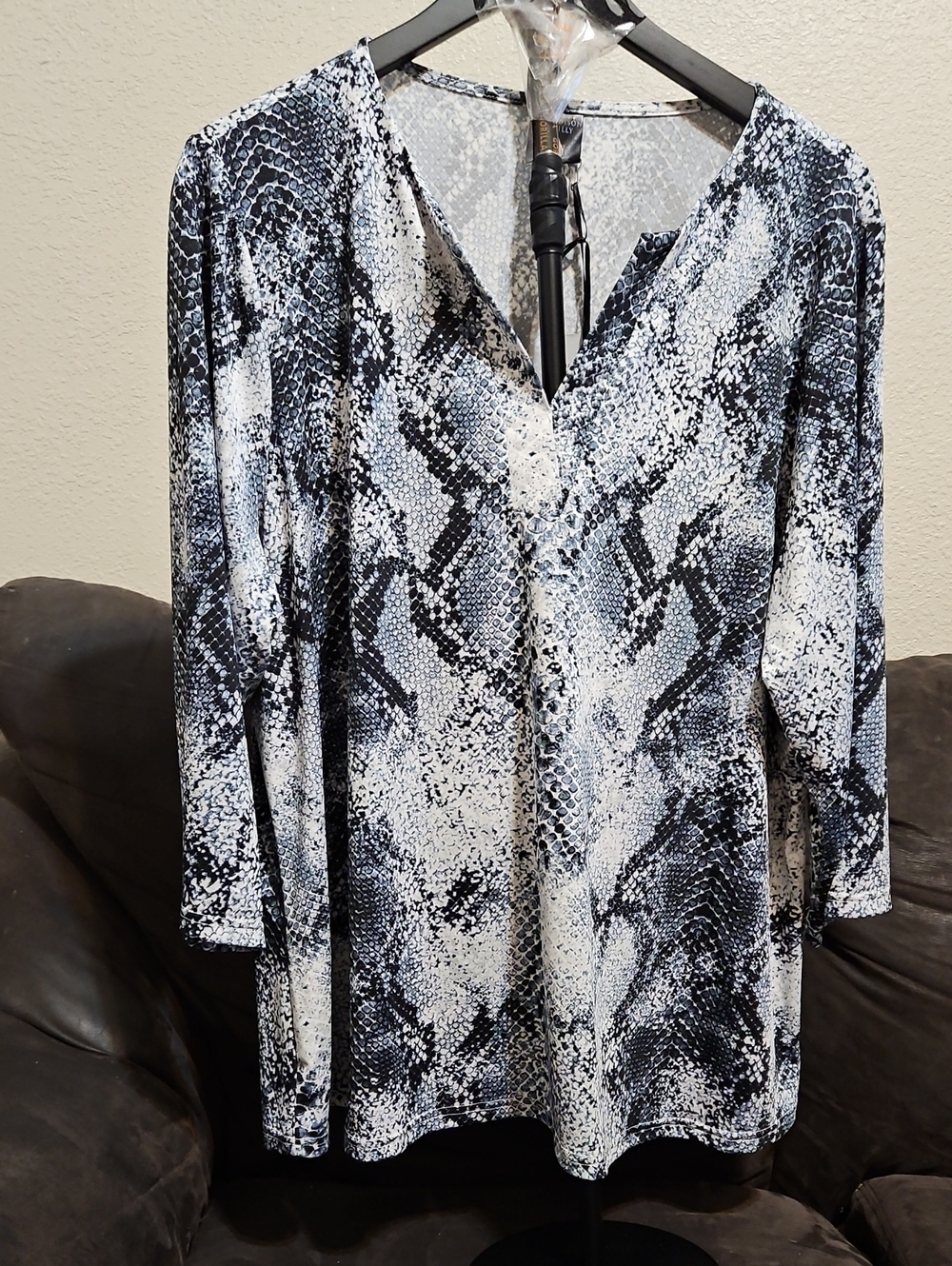 Women's Black & White Snake Print V-Neck Long Sleeve Top